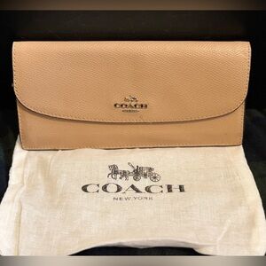**REHAB** Coach M1405 Soft Leather Wallet with Signature Interior (Tan)